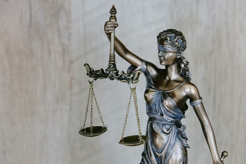 Subasta judicial vivienda España 2026 — mazo de juez y llaves de piso