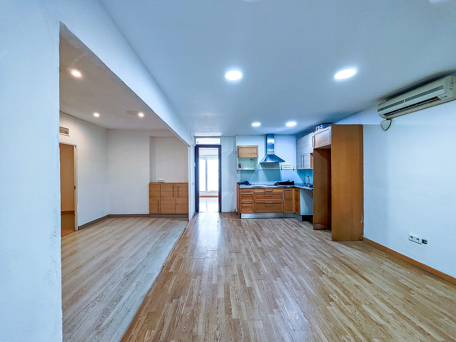 Salón comedor y cocina del piso en Vilapicina, estado actual